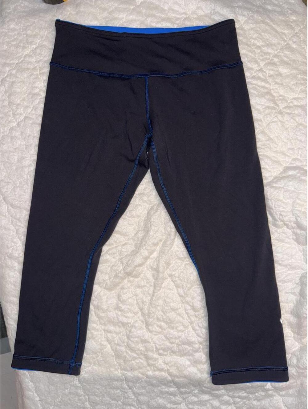 Lululemon Women's Black reversible cropped leggings blue sz 8